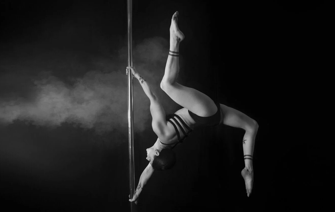 Pole Dance — это танец на пилоне, который сочетает элементы акробатики, хореографии и спортивной гимнастики
