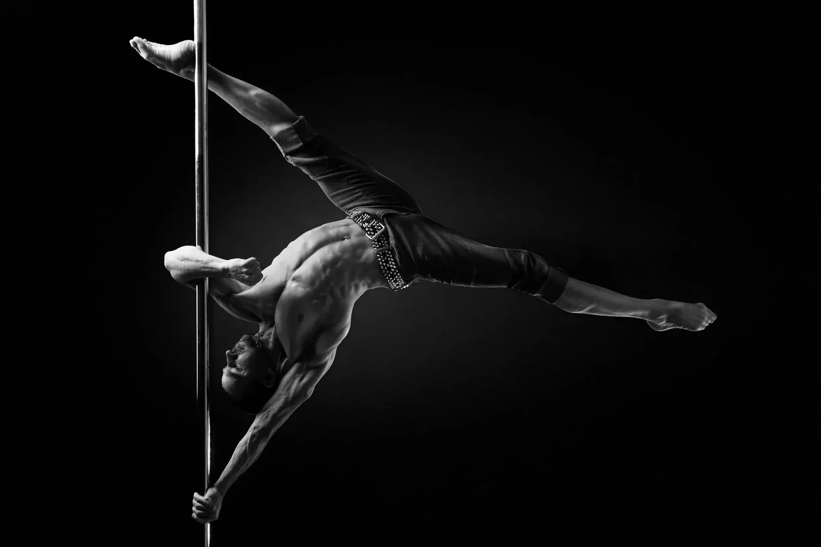 Pole Sport — спортивная дисциплина: пилон как основной снаряд, акцент на силе, статике, динамике и чистоте выполнения трюков, без выраженной хореографической части. Pole Dance — танцевальный формат: сочетает трюки с хореографией и пластикой, развивает музыкальность, подачу и выразительность.